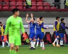 包含多特蒙德防线松动备战社区盾集结日上海申花调整名单以备足总杯，拉齐奥今晚强势反弹瞬间刷屏的词条